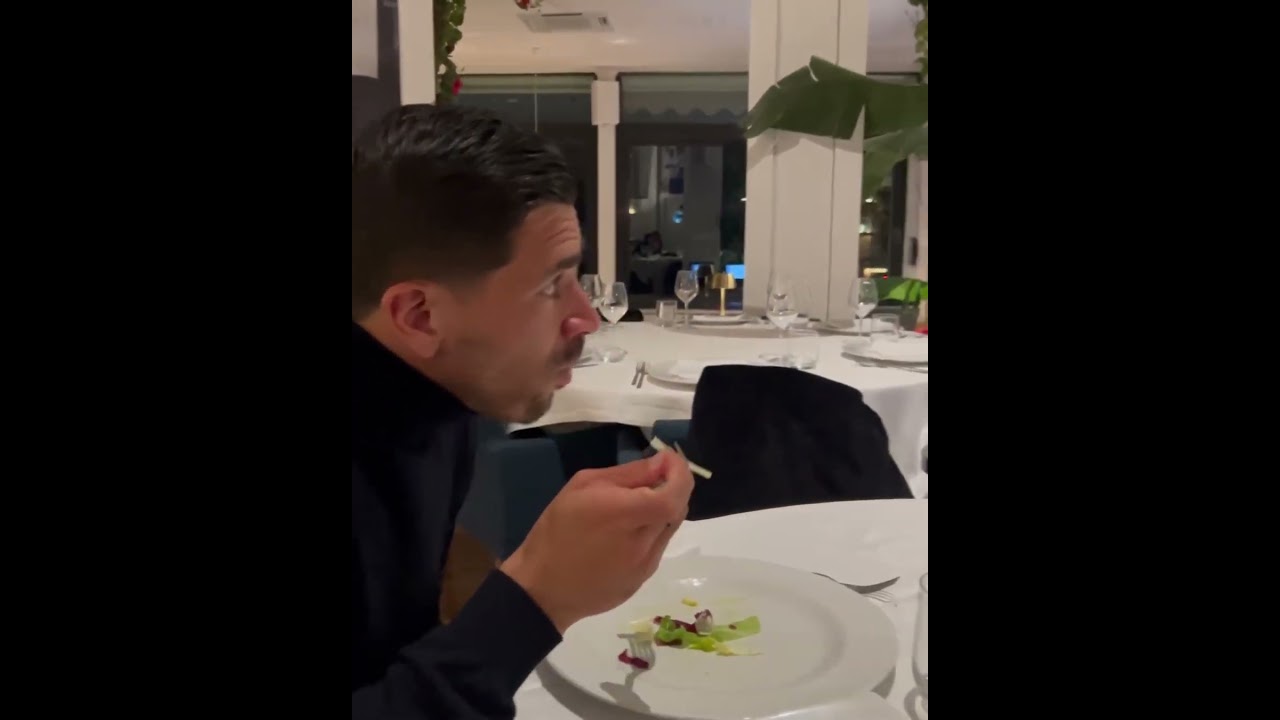 SIMEONE e sua MOGLIE al ristorante: lui guarda la Champions, lei...🖥️