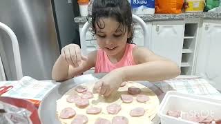Laís montando uma deliciosa pizza de calabresa!