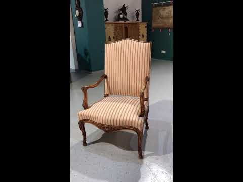 Старинное кресло из массива дерева