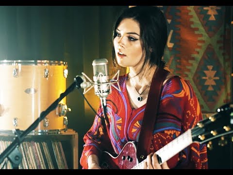 Radiohead Meets The Police - Live Looping Mashup by Elise Trouw