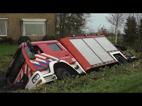 18-11-2015 Brandweerauto belandt in de sloot op weg naar incident Hegewarren Oudega