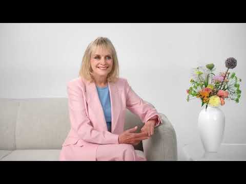 1960s Supermodel Twiggy Recreates a Classic Photo - 56 Years Later