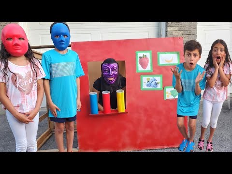 Heidi and Zidane play with a fruit vending machine Indonesian