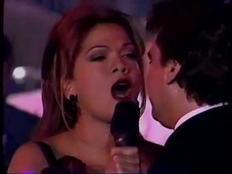 Angela Carrasco le canta...La Diferencia...a Juan Gabriel
