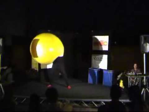 L'Uomo nel Palloncino Compagnia Endaxi - The Man in the Giant Balloon