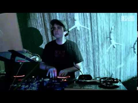 SkylineSessions.TV 013 - Tripletrain [Teklife]