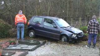preview picture of video 'Auto landet bei Unfall auf Friedhof.mpg'