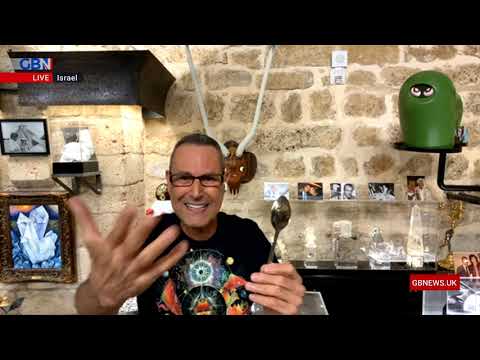 Uri Geller shows Patrick Christys and the Tonight Live panel how to do his spoon bending trick