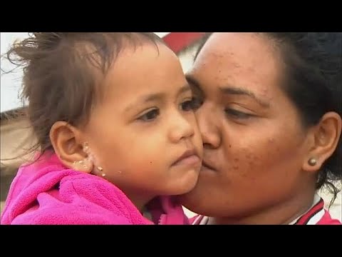 Verwüstet: Bewohner Tongas stehen vor den Trümmern