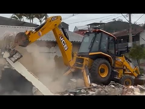 Prefeitura de Nova Friburgo derruba muro para ampliar acesso à ponte provisória em Conselheiro, após decisão judicial