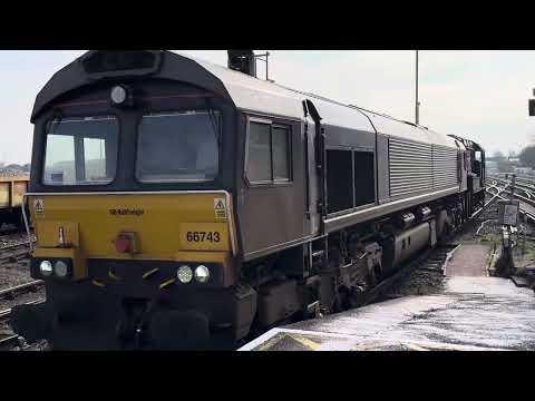 GBRf’s 66743 in Belmond Royal Scotsman livery hauls 08511 through Eastleigh on the mainline tracks