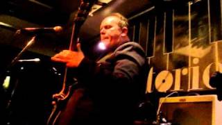 DANIEL RAFFO EN NOTORIOUS " GATE WALKS TO BOARD "