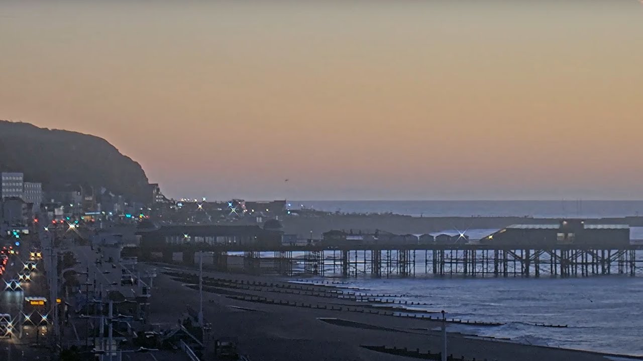 Live webcam view of Muelle de Hastings sobre el Canal