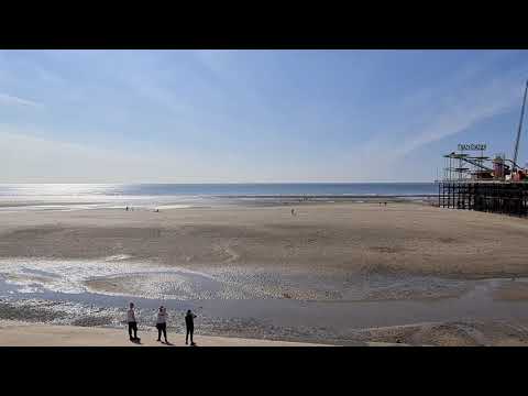 BEACH TOUR IN BLACKPOOL ENGLAND ON A SUMMER DAY - COUPLE OF MINUTES OF BLACKPOOL ON A NICE DAY