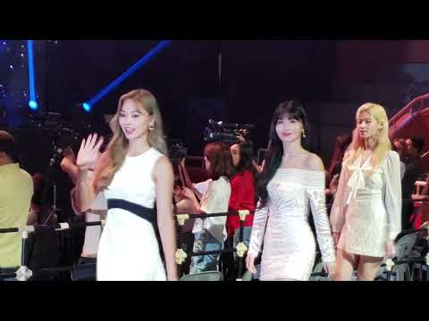 트와이스 TWICE - Soribada 2019 Blue Carpet Entrance