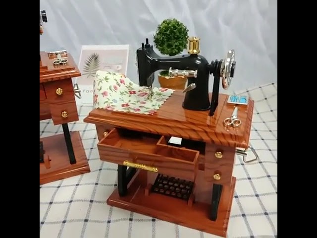 Vídeo relacionado con Yunxwd Caja de Música de Máquina de Coser, 1:12 Caja de Música Retro para el Hogar, la Oficina, la Decoración de la Sala de Estudio, el Regalo de Cumpleaños de Festival