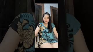 Download lagu MALAM-MALAM BUNDA CANTIK BANGET PAKAI DASTER TIPIS LAGI DUDUK SANTAI DIDEPAN TERAS RUMAH mp3