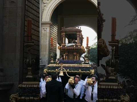 Entre el silencio, el Santo Sepulcro de El Carpio salva la Puerta de Santa Catalina de la Catedral.
