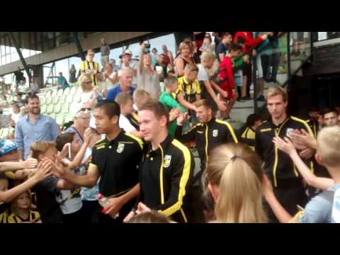 Opkomst van de Vitesse-spelers tijdens Open Dag