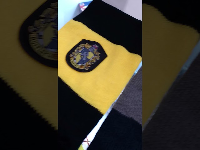 Vídeo relacionado con Harry Potter Infinity Ravenclaw - Bufanda bordada en color azul y gris, 100% poliacrílico.