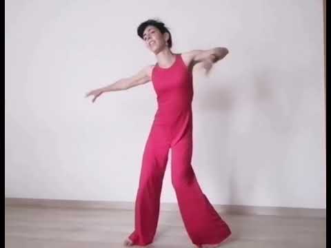 Abschlusstanz der Kursteilnehmerin: Sie tanzen ihre Geschichte