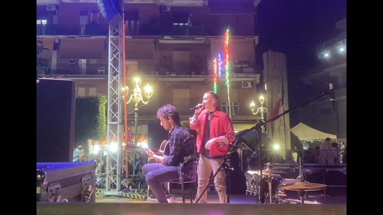 Lariano – Spettatori in delirio per l’esibizione in piazza di Mattia Bellegrandi, in arte Briga