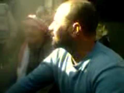 مقطع ميداني يظهر فيه الإعلامي عمر حوراني وهو ينقل خبر وفاة شقيقه إسماعيل المصري