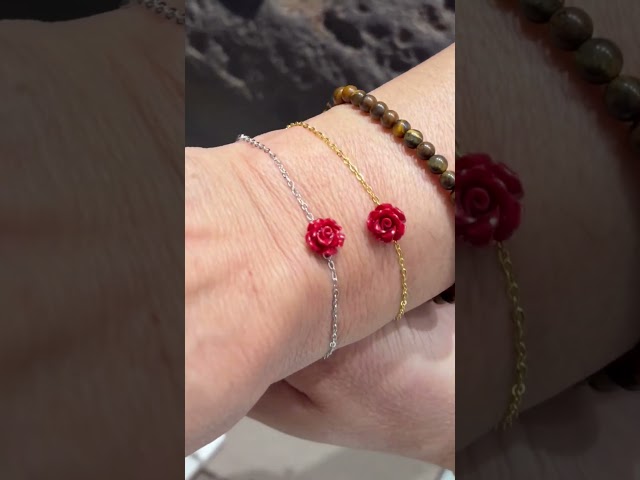 Vídeo relacionado con Simboliks Colgante Rosa, Sant Jordi, Diada Catalunya, dia dels enamorados, Regalo mama, Regalo día madre, Llegenda de Sant Jordi, Princesa, collaret flor, obsequio de una pulsera