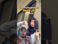 Bikin Trend Pegang HP Pakai 1 Jari Funny