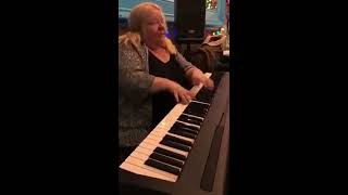 Música, ritmo y alegría - Jackie Warren tocando el piano