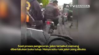 Baru Dicor, Jalan Balaraja Tangerang Berantakan Lagi Dilintasi Pengendara