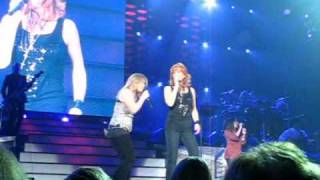 Kelly Clarkson &amp; Reba McEntire - Walk Away (Live), Baltimore, MD