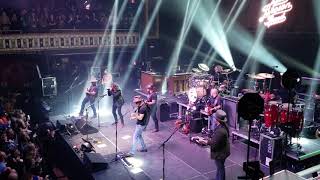 Dave Grohl sings 'Enter Sandman' with Zac Brown Band