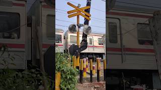 Download lagu suara krl ngebut dan unik sirine perlintasan kereta api dibungkus plastik paket #railroadcrossing mp3