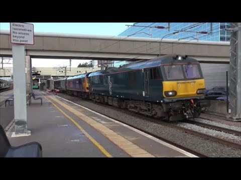 Caledonian Sleeper 92033 hauls failed 92020 and a set of Mk5s at Milton Keynes Central 26/11/21