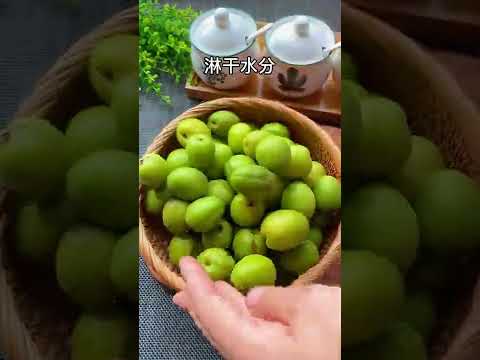 Homemade green plum wine, sweet and sour, can taste the taste of summer in winter