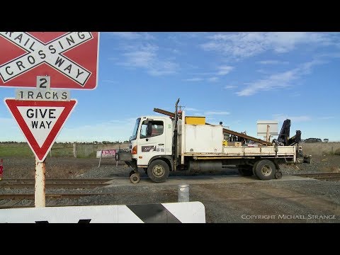 Hi-Rail Truck & Utility Vehicles At Level Crossing - PoathTV Australian Trains