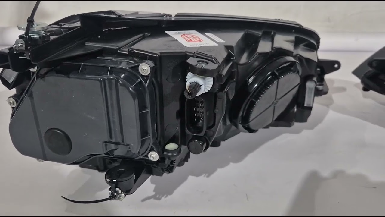 Volkswagen Golf 7/E-Golf 2012-2020 гг. Передние фары Silver Style 2017+ (для 2012-2017, 2 шт.) Video 1