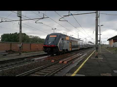 Treno regionale veloce 2474 in transito a Secugnago (LO)