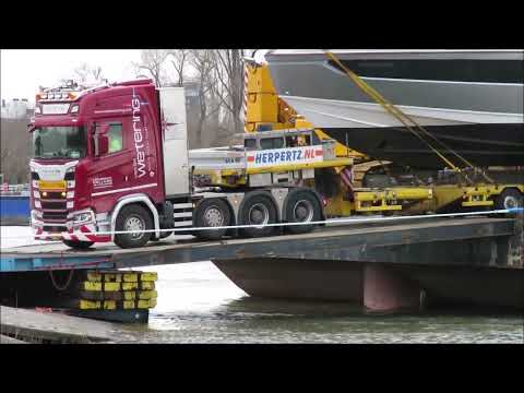 Boot 2023 Yachten per Tieflader vom Ponton zur Messe