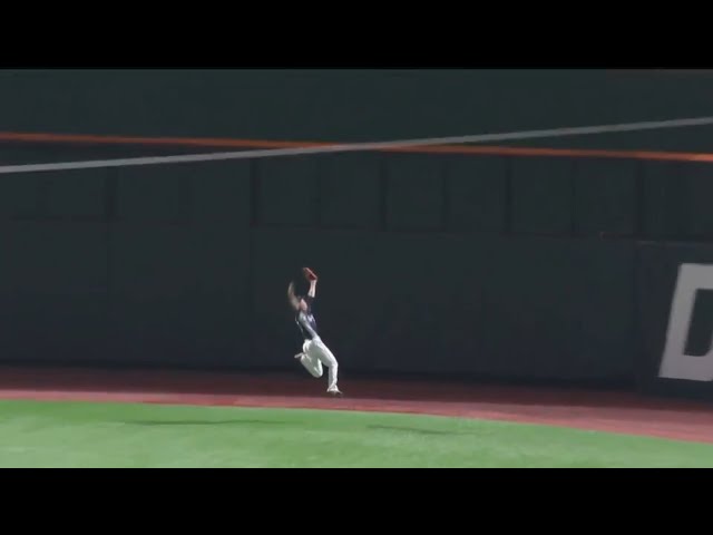 【3回裏】守備で魅せる!! ライオンズ・秋山のジャンピングキャッチ!! 2017/5/4 H-L