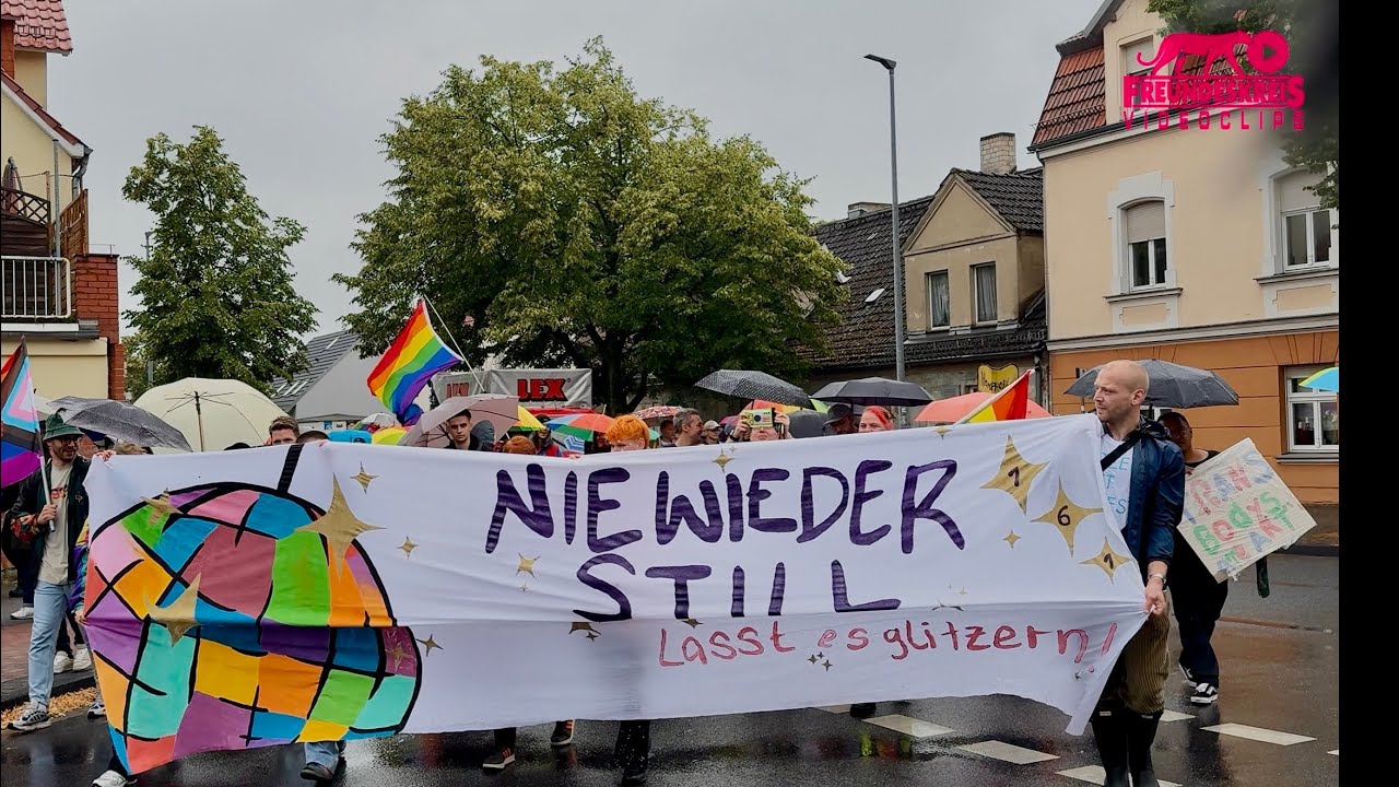 Ganze Demo: 500 bei 1. CSD Teltow-Fläming: Nie wieder still,  Liebe und Vielfalt feiern! | Luckenwalde