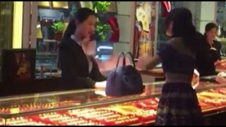 Download lagu Shocking moment woman throws wads of cash at shop assistant mp3