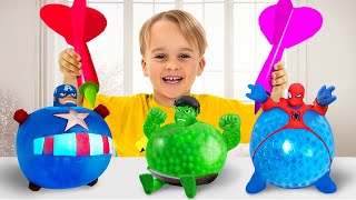 Les enfants se transforment en super-héros grâce à des jouets gonflables