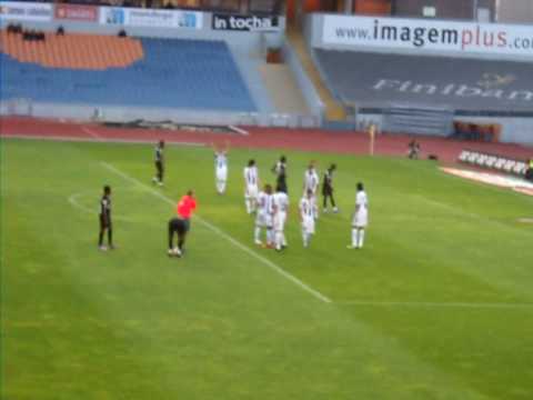 Fiinho comemorando golo de falta de Hélder Cabral, da Academica de Coimbra