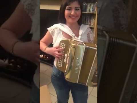 Jenifer Degollado de grupo control probando acordeon