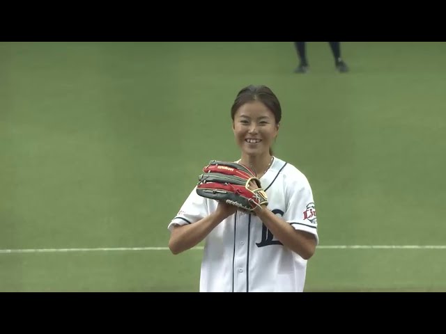 ソチオリンピック銅メダリスト・小野塚彩那さん 見事なストライク投球!! 2014/9/21 L-H