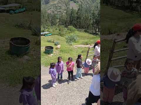 Niños compartiendo en Puchoncocha la navidad 2025 Huari Ancash agradeciendo a la Dr. Sonia Salas