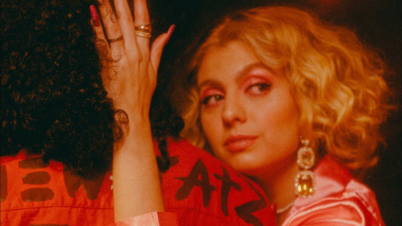 CLARA VALVERDE - EI, COISINHA! (clipe oficial)