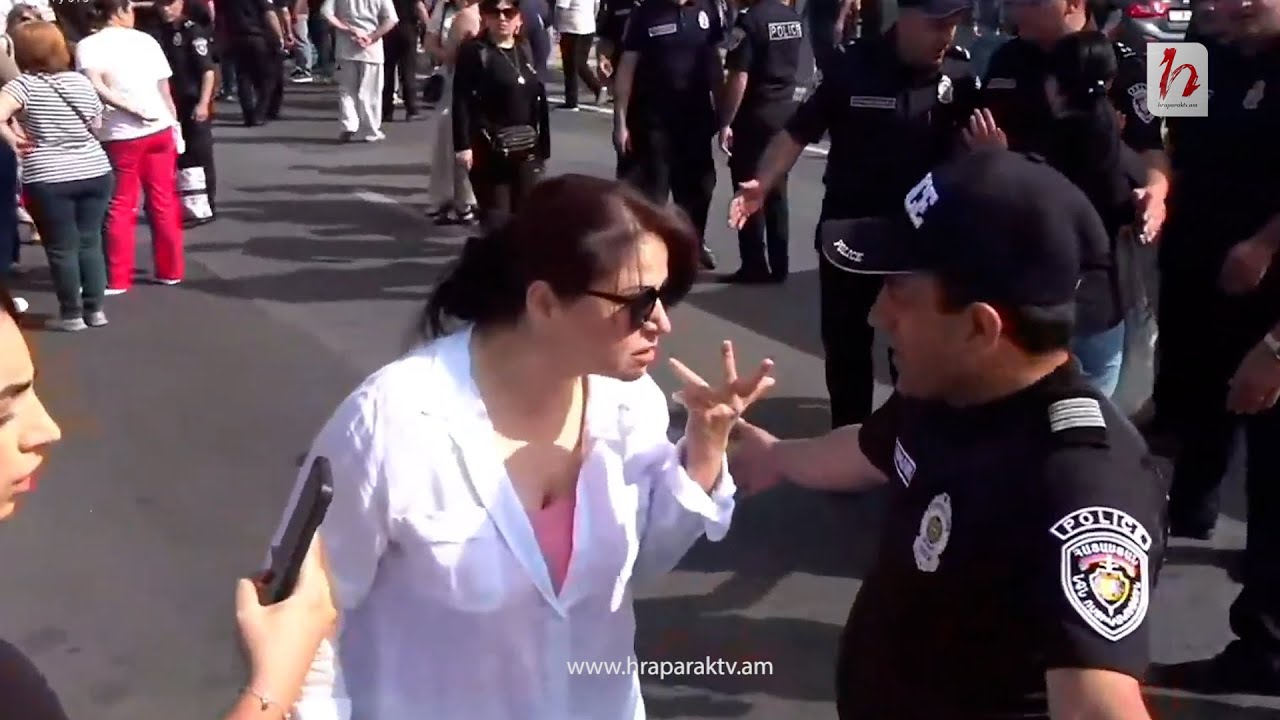 Ոստիկանները մարդկանց հրմշտելով` դուրս են բերում փողոցից